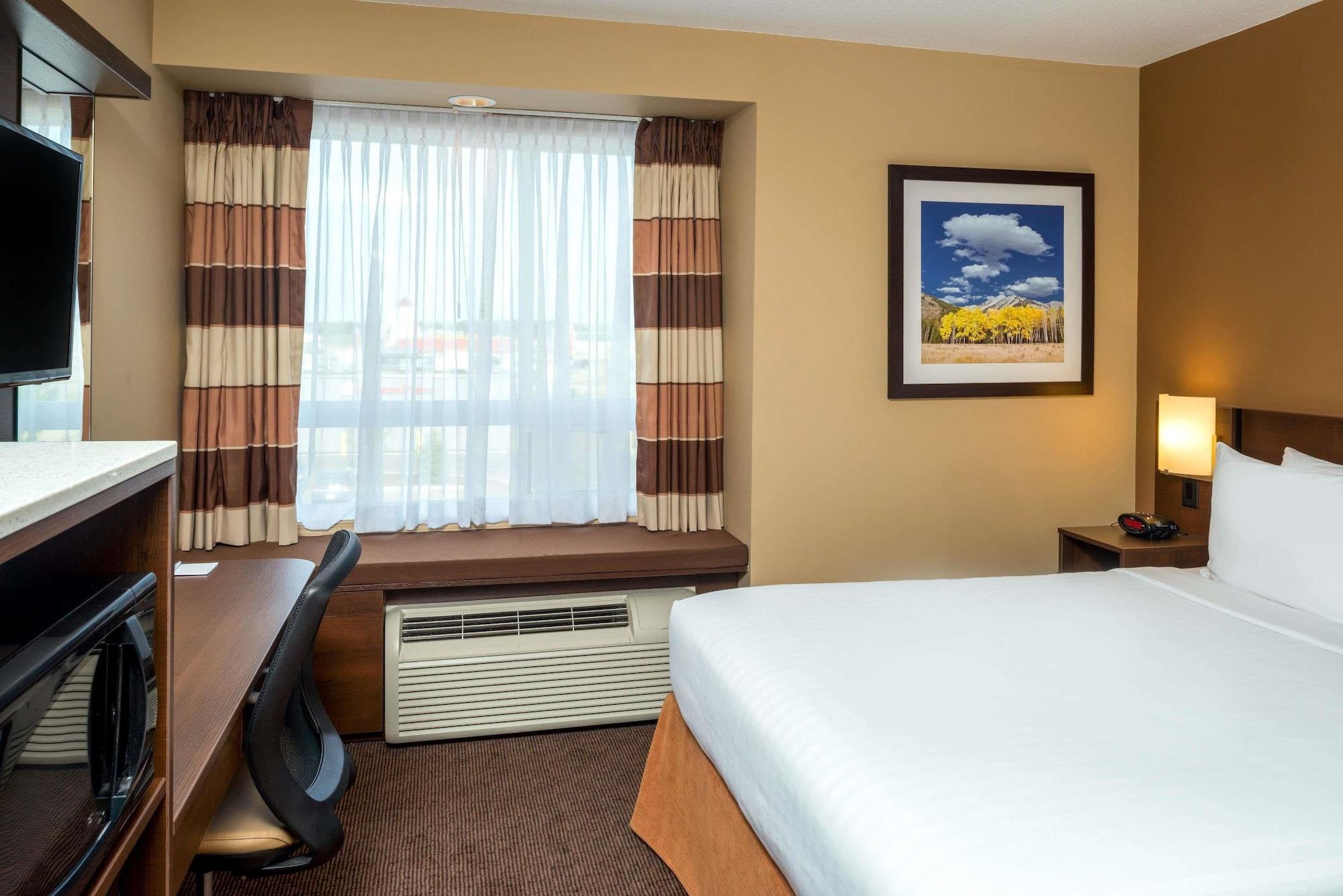 Microtel Inn & Suites By Wyndham Red Deer Exteriör bild