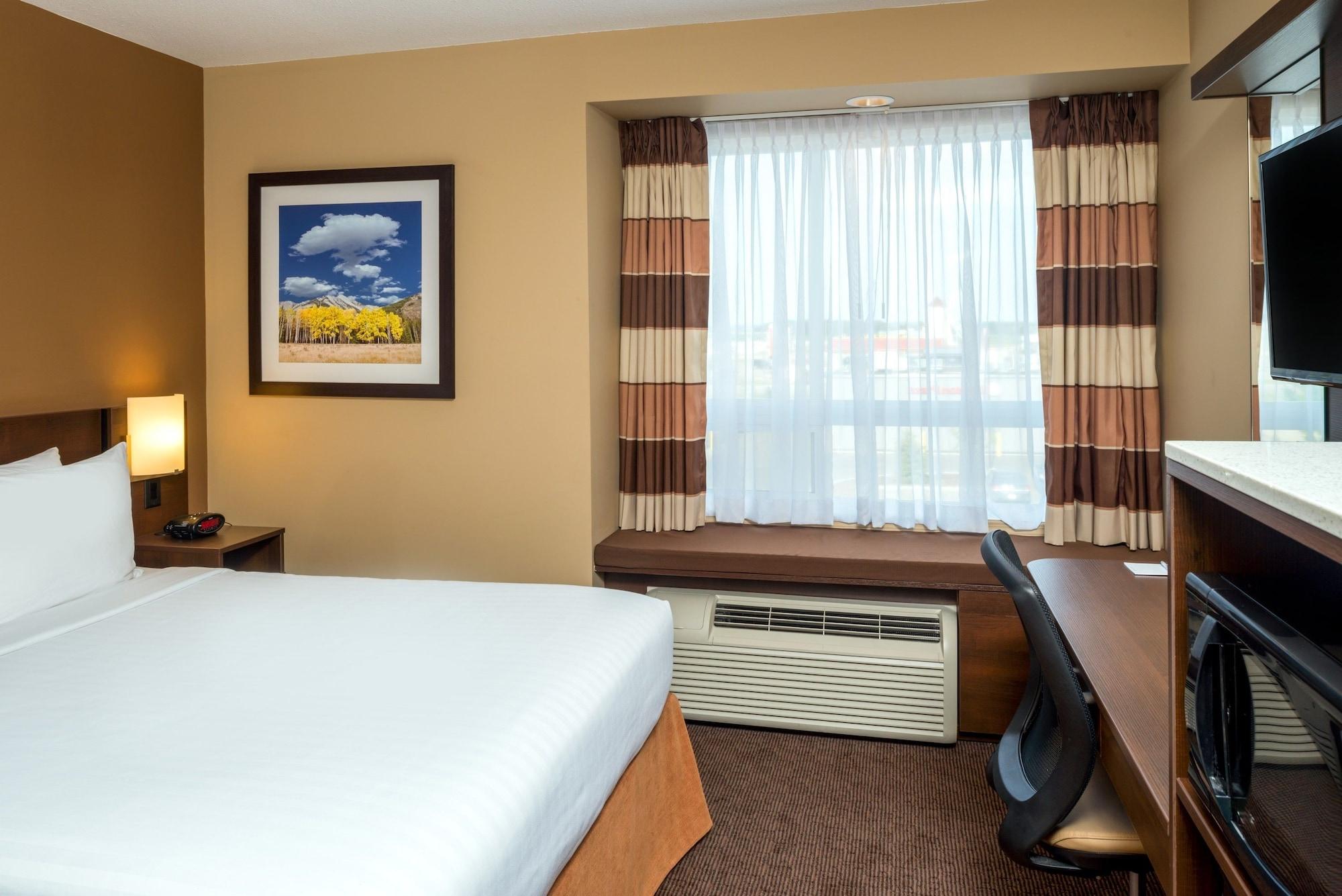 Microtel Inn & Suites By Wyndham Red Deer Exteriör bild