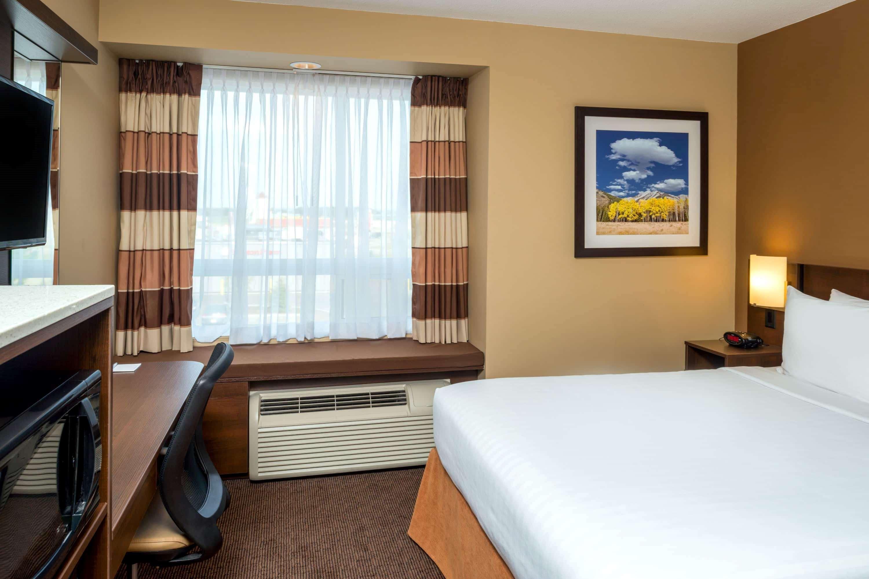 Microtel Inn & Suites By Wyndham Red Deer Exteriör bild