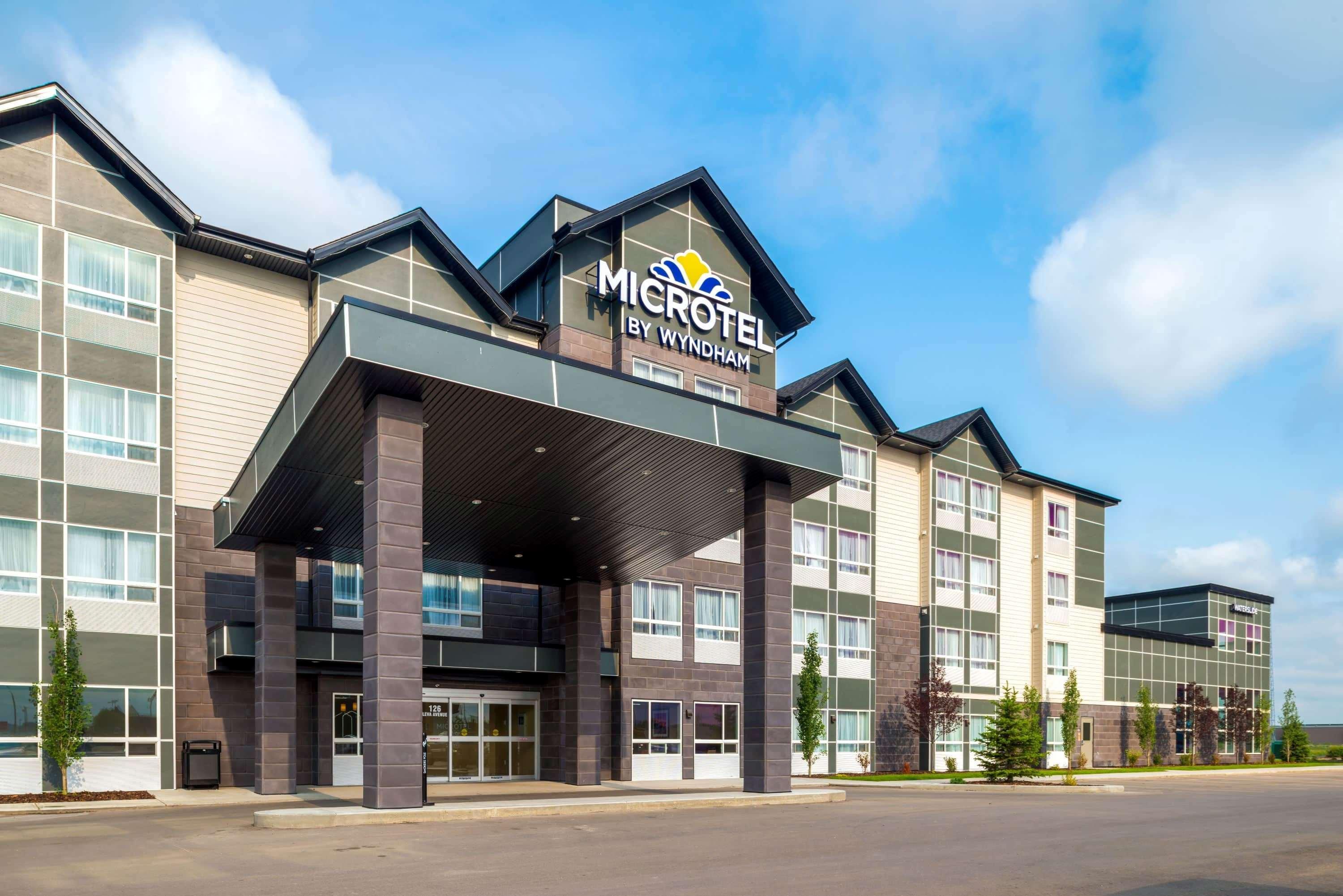 Microtel Inn & Suites By Wyndham Red Deer Exteriör bild