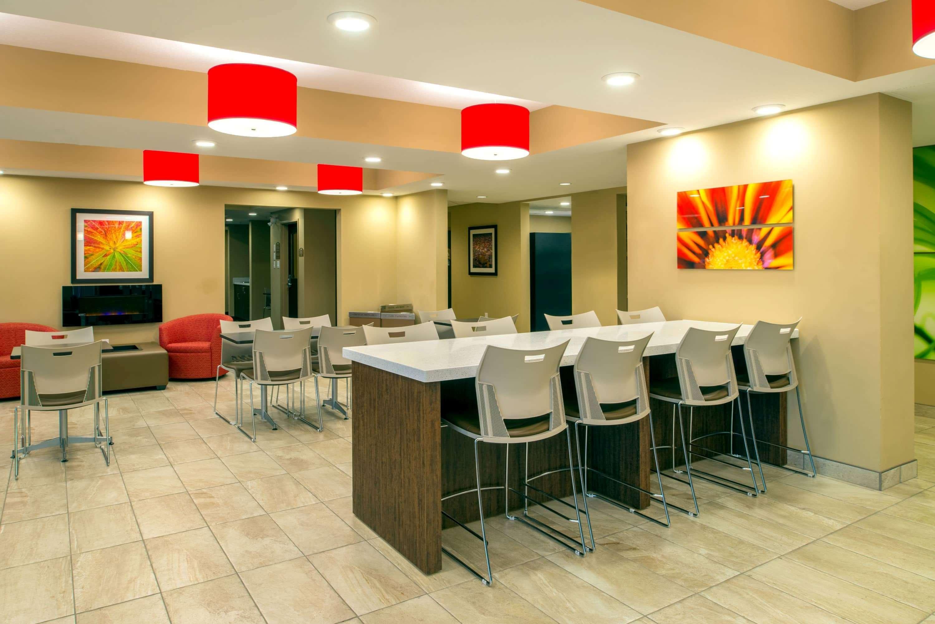 Microtel Inn & Suites By Wyndham Red Deer Exteriör bild