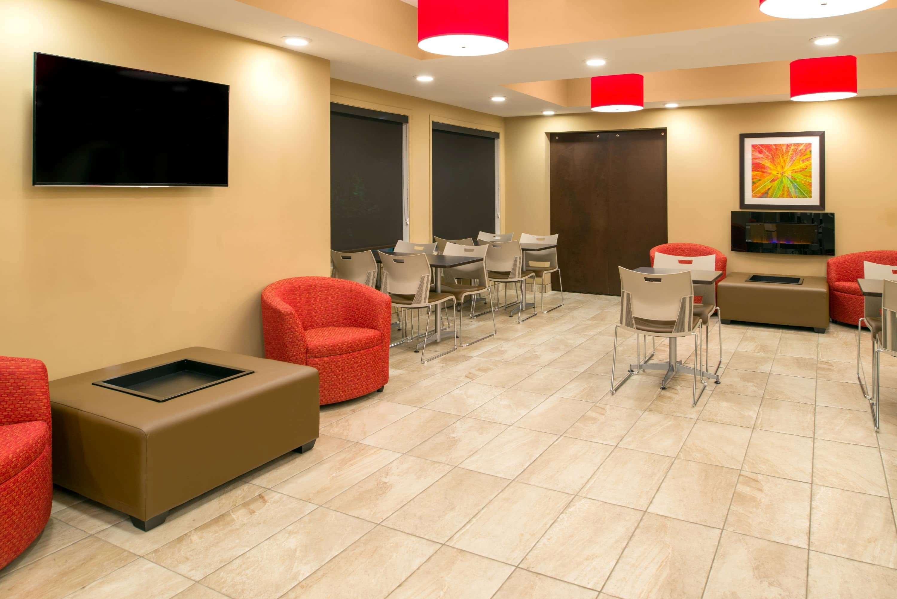 Microtel Inn & Suites By Wyndham Red Deer Exteriör bild