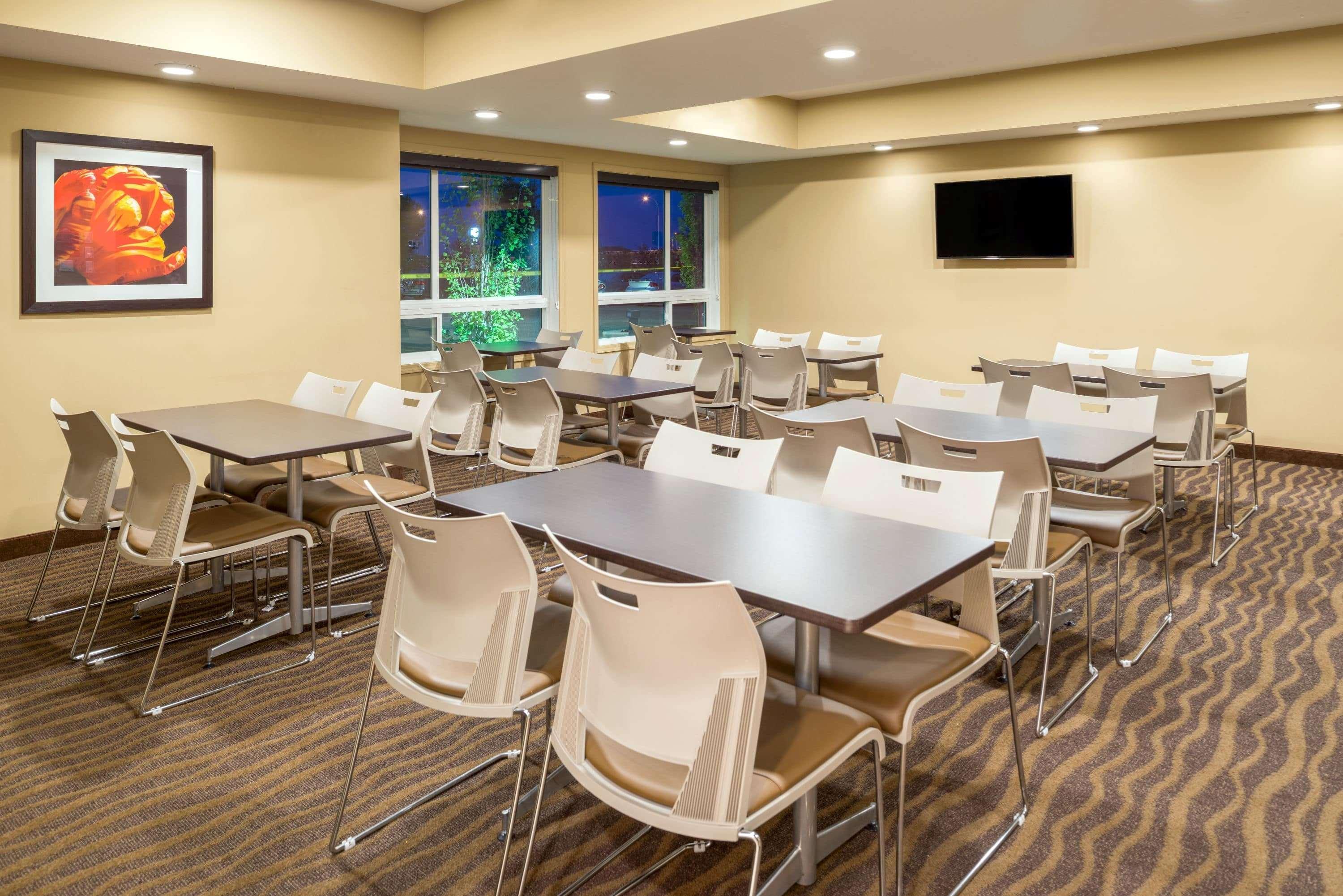 Microtel Inn & Suites By Wyndham Red Deer Exteriör bild