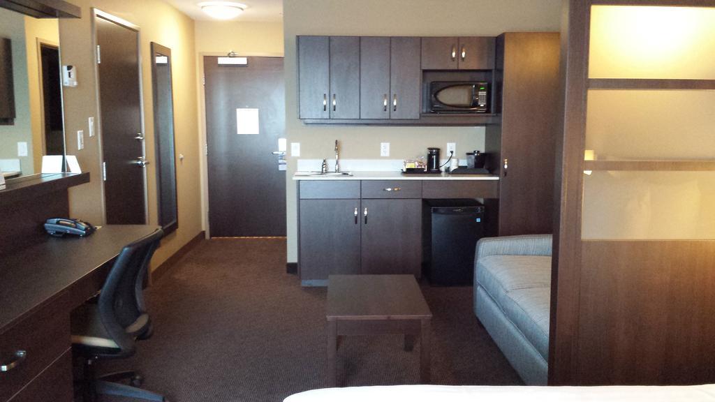 Microtel Inn & Suites By Wyndham Red Deer Rum bild