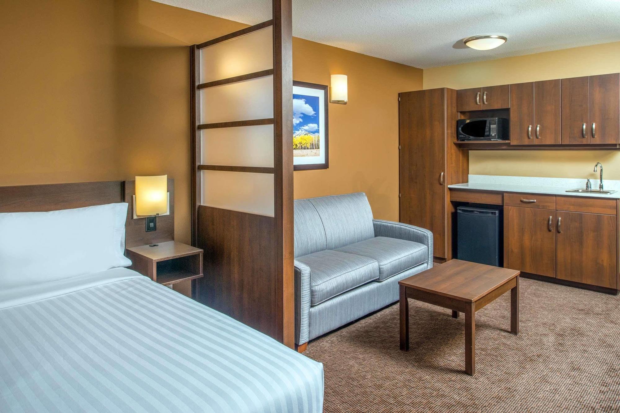 Microtel Inn & Suites By Wyndham Red Deer Exteriör bild