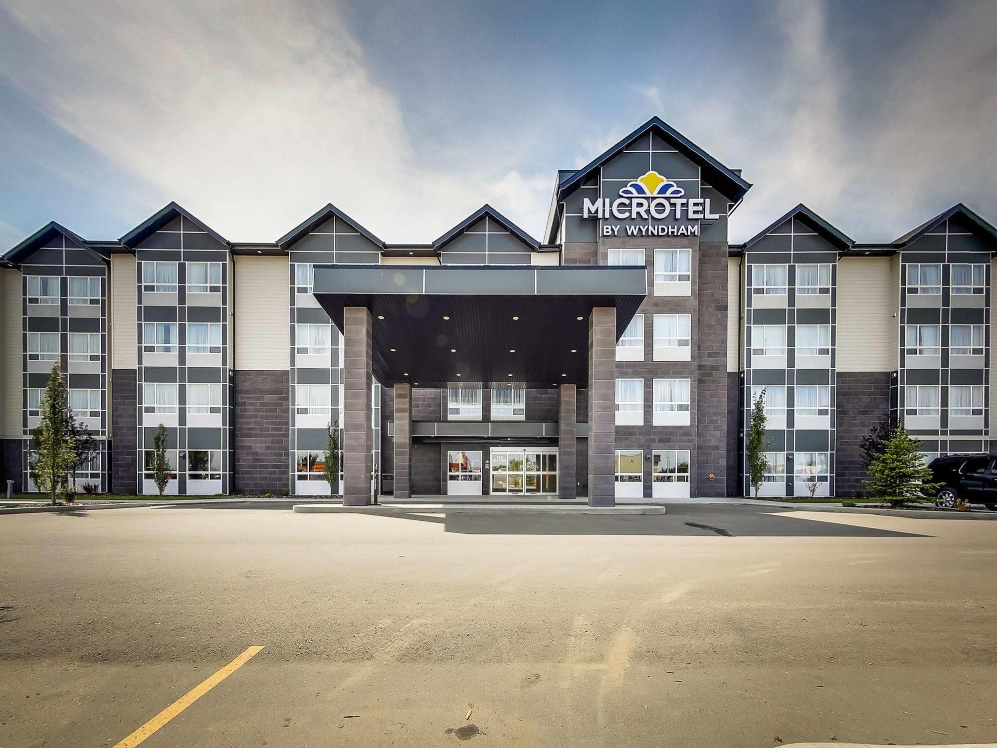 Microtel Inn & Suites By Wyndham Red Deer Exteriör bild